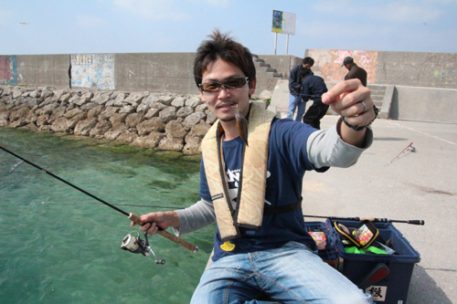 宜野湾港で釣り